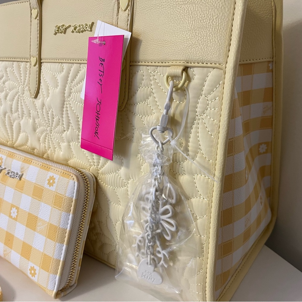 Buyer appreciation- Betsey Johnson Tote/Wristlet - buy a candle get an entry!! - Picture 4 of 11